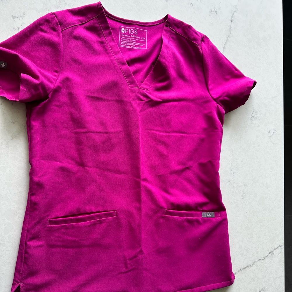 Figs Bright pink 3 pocket top